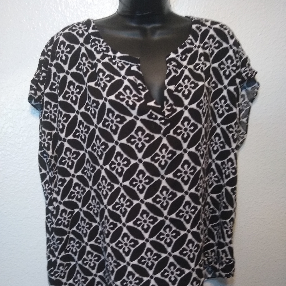 Old Navy Black and White Geo Pattern Rayon Blouse